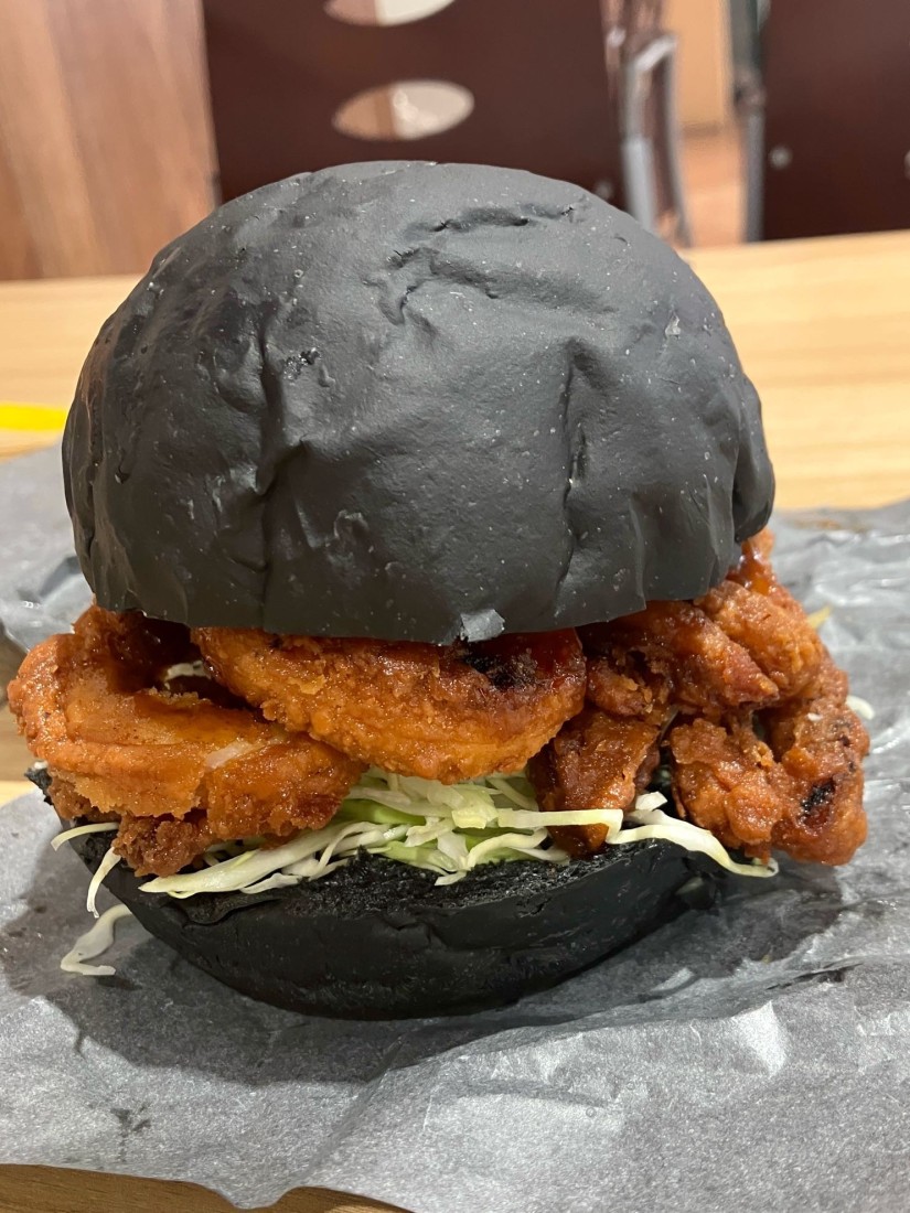 ASCII.jp：イィーッ!! ショッカーをイメージした「イカデビル」バーガー。ドムドムバーガ