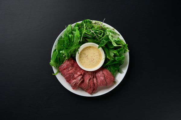 誰でもできるローストビーフの盛り付け方🥩, ①家庭にあるお皿の中央にソース皿を置きます, ②お好みの野菜をソース皿の周りに盛り付けます,ちょっと多いかも！ぐらい盛るのがポイント, ③ローストビーフを2.3枚持ち、皿の外側から野菜を覆うように盛り付ける,焼き目の向きが揃ってるとより綺麗に見えます, ④最後に全体のバランスを整えて、ローズマリーをそえれば完成,theroastbeef