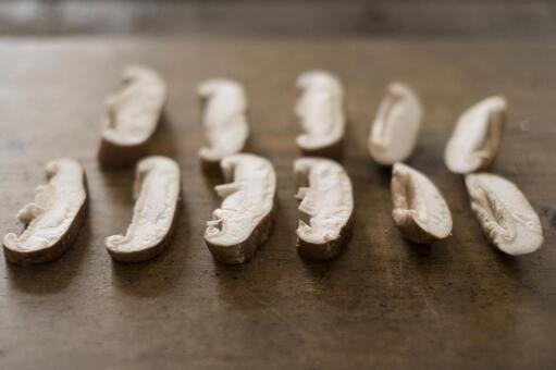 生しいたけとその断面図の写真素材FYI00428263ストックフォトの Qlean Market キュリンマーケット