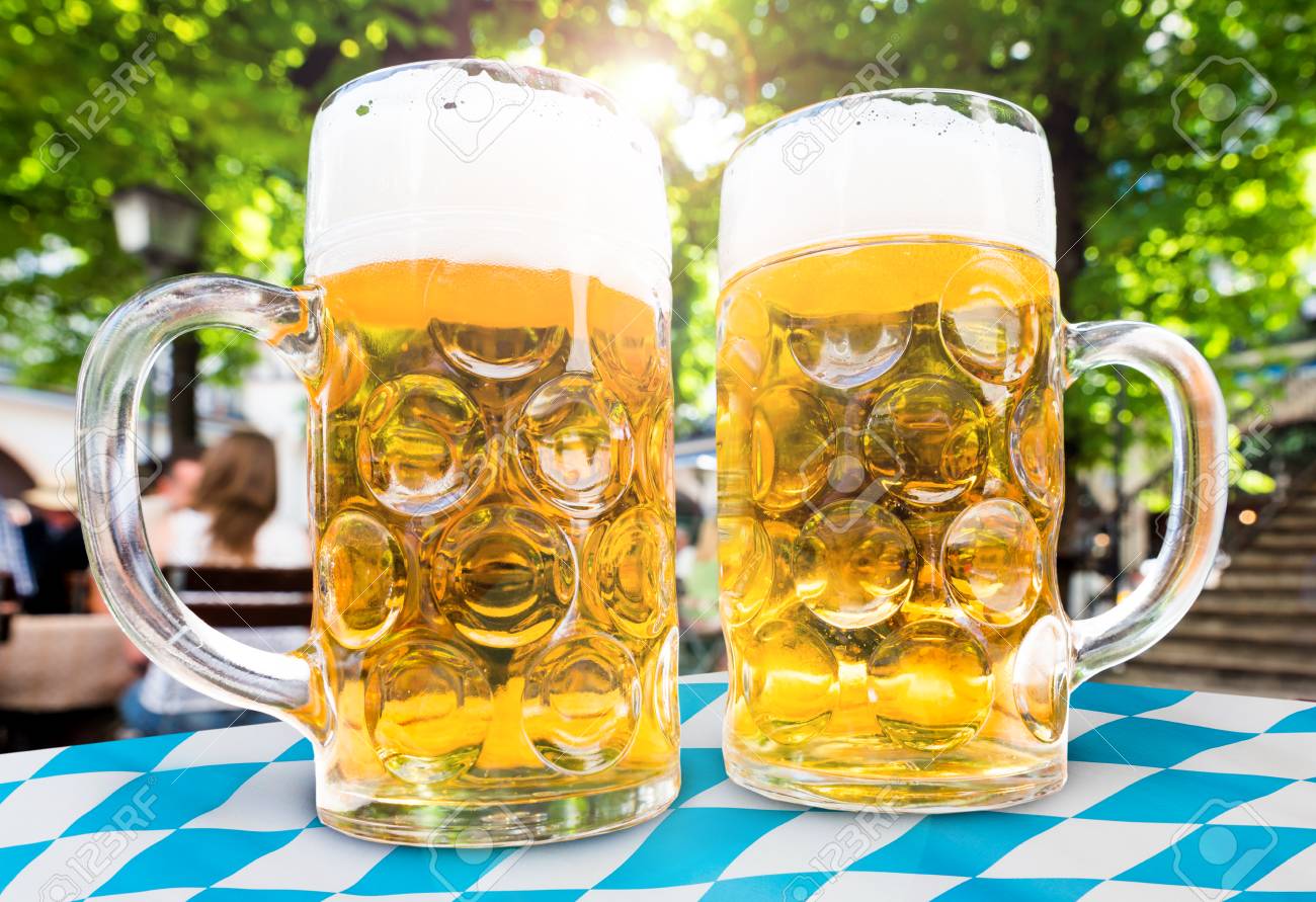 ジョッキのビールで乾杯のイラスト02無料のフリー素材 イラストエイト