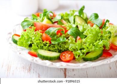 おしゃれなミールキット「たっぷりケールのチーズナッツサラダ」のフリー画像おしゃれ・かわいい無料写真素材：GIRLY DROP