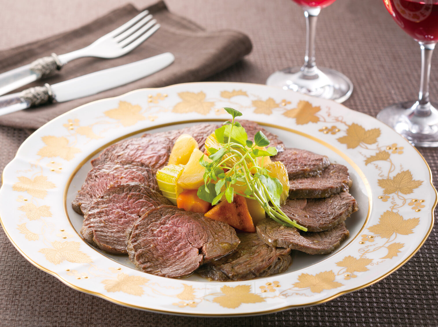 キャンプでローストビーフに挑戦！ダッチオーブンやフライパンを使用した作り方を紹介！キャンプ・アウトドア情報メディアhinata