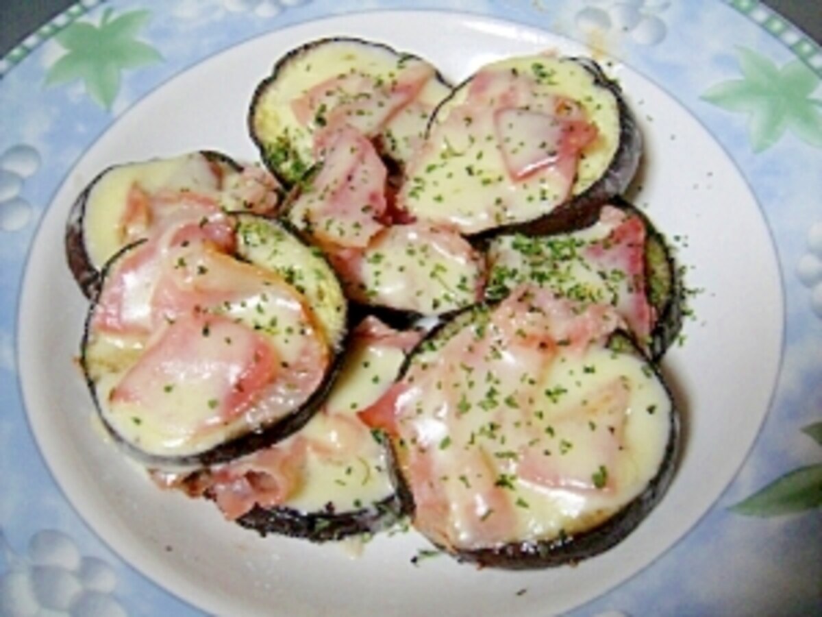スキレットで簡単‼︎ナスとベーコンのチーズ焼き♪ レシピ・作り方クラシル