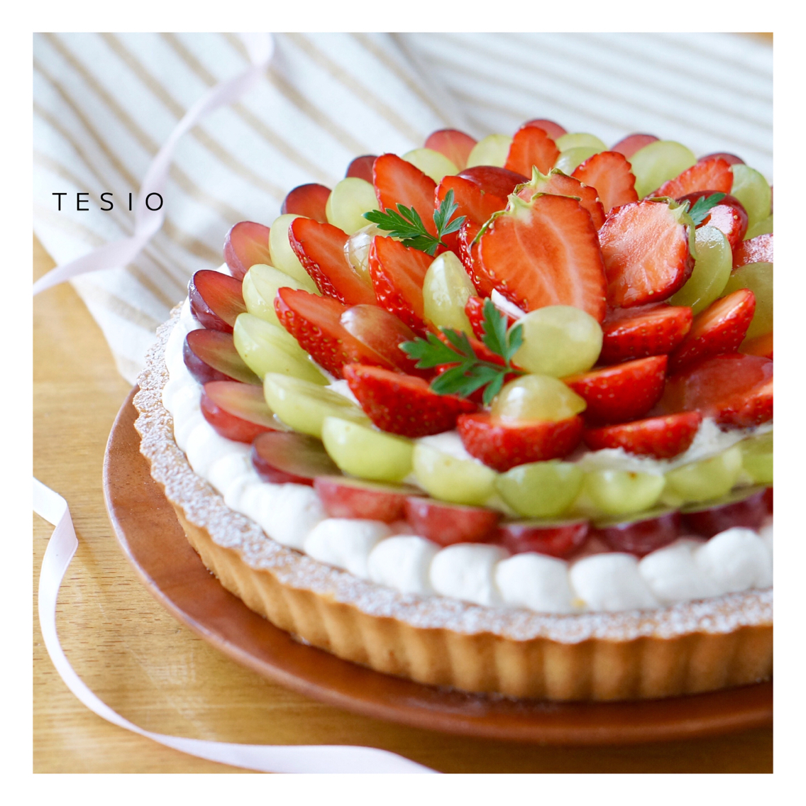 葉もれ日Kitchenオーブンなし！ 生チョコ苺タルトの作り方🍓 混ぜて冷やすだけで簡単に作れて、生チョコと苺の相性がピッタリなので、ぜひお試しください😊レシピや動画はYouTubeに掲載しているので、もし良ければ見ていただけると嬉しいです🥰レシピいちご