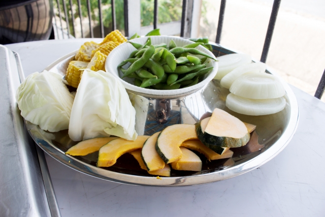 バーベキューシーズン到来！, フライパンやスキレットに夏野菜をぎゅうぎゅうに詰めて焼くだけの、簡単お手軽レシピです。,おうちでもアウトドアでも楽しめて、見た目も華やか。旬の野菜を美味しくいただきましょう！,夏野菜レシピ,ぎゅうぎゅう焼き,簡単ごはん,アウトドア料理,バーベキューレシピ,スキレットごはん,おうちごはん,キャンプレシピ,季節の野菜,時短レシピ,
