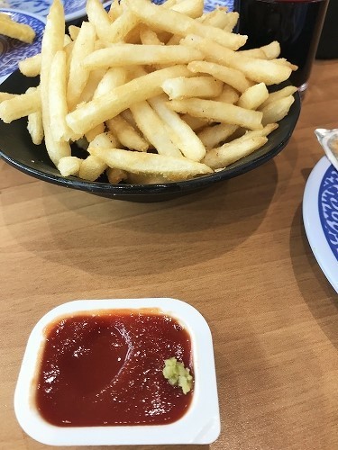 くら寿司『鬼滅の刃』コラボグルメが超最高！ 伊黒ポテトの“黒いソース”は病みつき必至の味わい＜取材レポ＞ - 特集・レポート - クランクイン！トレンド