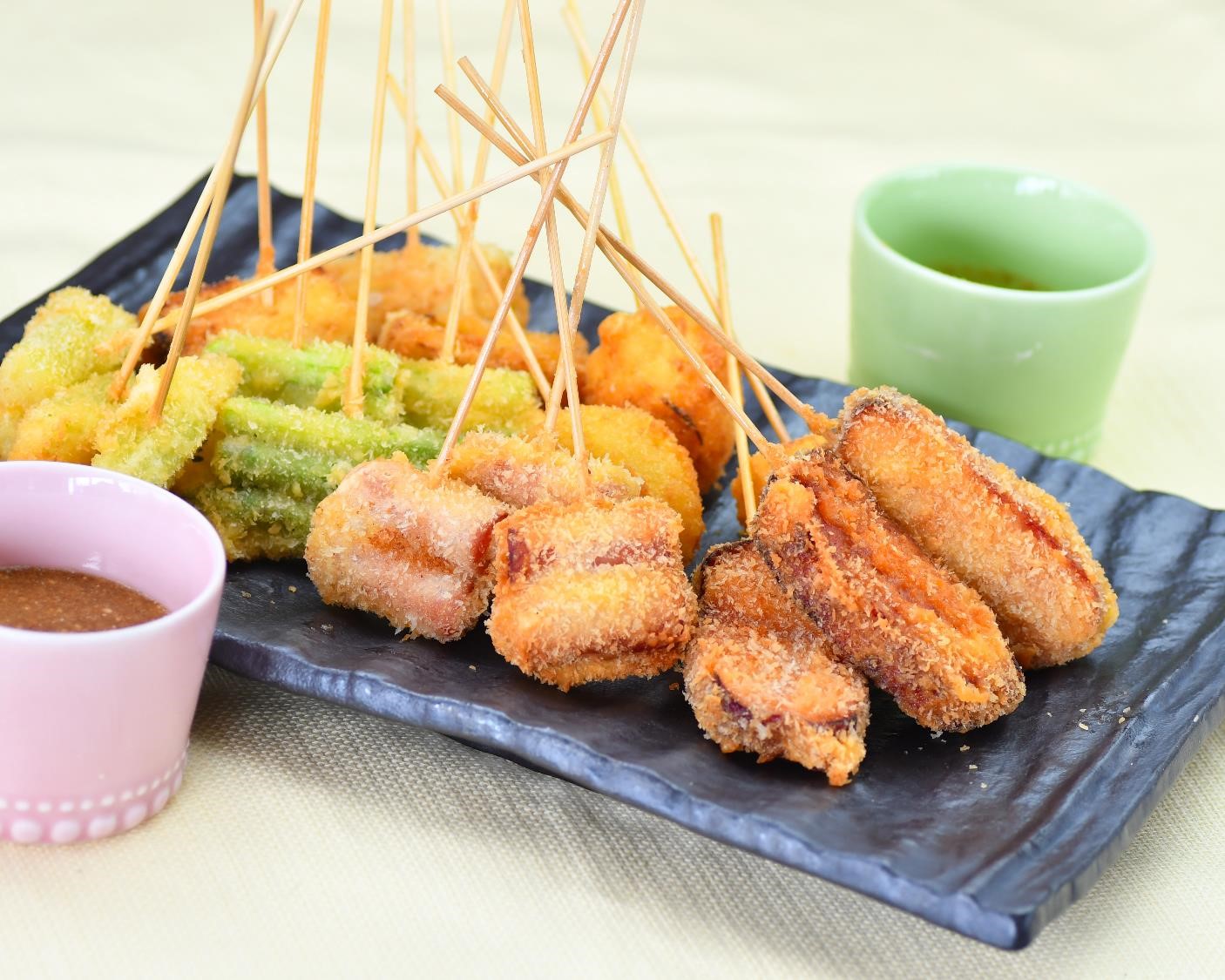 ｒｉｉ2022.3.19おうち串カツ具材を用意して串に刺して バッター液をつけて パン粉をつけて揚げる！ 野菜がたくさん食べられるし休日みんなで楽しめますぞ🫠 おすすめはレンコンさん、 椎茸も美味しいし、 チーズもやっぱり最高。Instagram