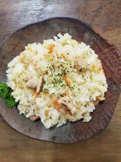 こんばんは！ヾ ・∀・*@umi_suihan_recipe 今回炊飯器で『チキンカレーピラフ』を作ったよᐛو材料入れるだけでできちゃう、ほったらかし最高 *ᐛ* ᒃ✨ 炊飯するまで3分以内！材料米 2合 冷凍ミックスベジタブル 100㌘水 2のメモリまで 鶏もも肉 400