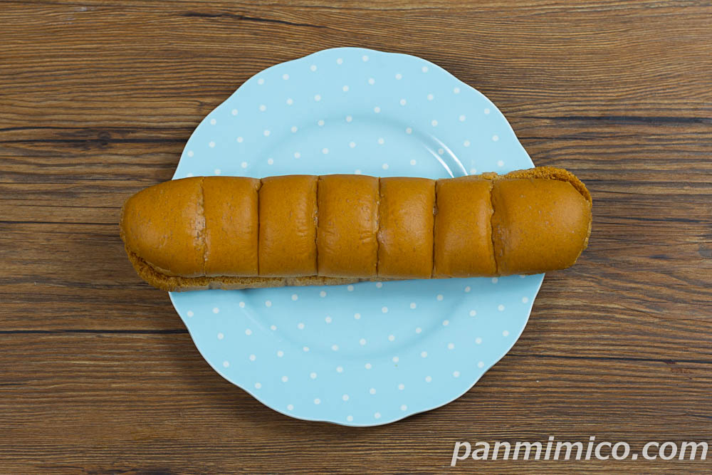 黒いちぎりパン2010年 181円 」 2024年6月11日発売、セブンイレブンの新商品。2010年発売の人気商品を復刻、ココアを練り込んでちぎれる形状に仕上げた黒いパン生地に、チョコレートフィリングをサンドした菓子パンです。甘さ控えめのビターな味わい、懐かしさを感じ