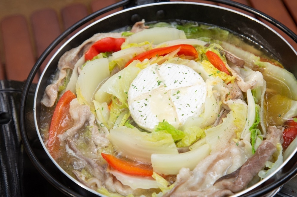 レシピ公開 ミルフィーユ鍋＆トマト鍋 キャンプ場でも簡単に作れておすすめ鍋料理 - ハピキャンキャンプ・アウトドア情報メディア