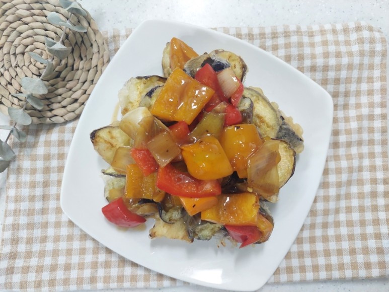 カンタン酢豚の献立 副菜：なすの丸煮、汁物：サラダチキンときゅうりの冷やしみそ汁 冷汁風献立・メニュー 味の素パーク たべる楽しさを、もっと