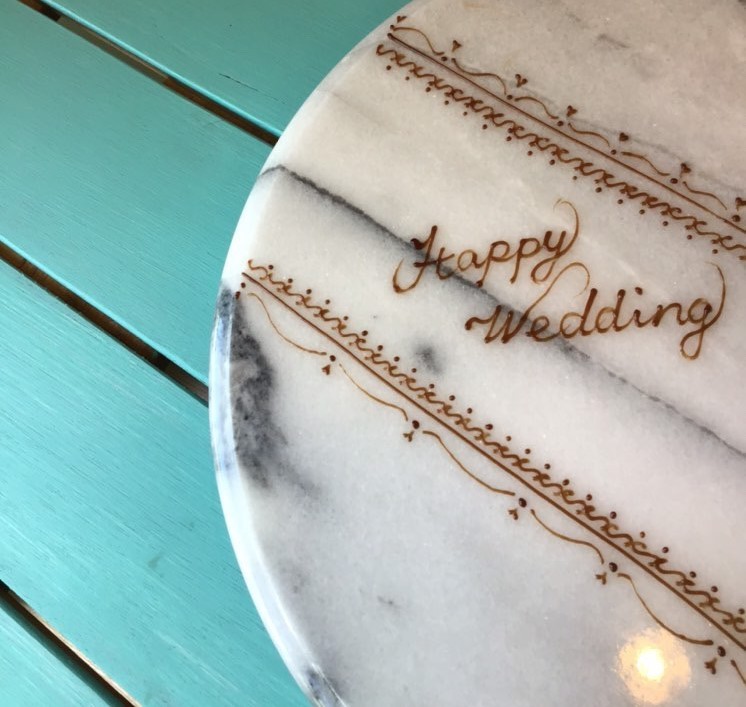 happy wedding💍 薔薇の花束💐チョコペンチョコペンアートチョコペンアートプレートチョコペンアート練習中皿文字デザートプレートパイピングサプライズアート