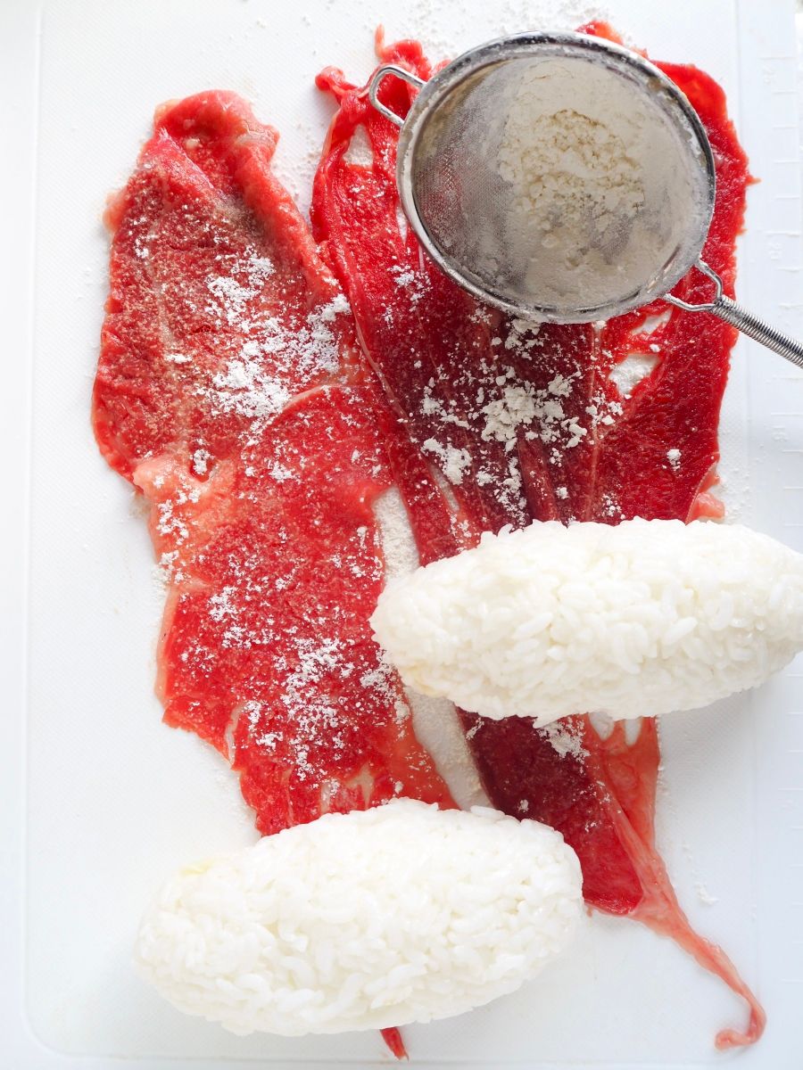 あふれ出る肉汁とチーズの波状攻撃！「肉包み爆弾おにぎり」 変化球ホットサンドメーカーレシピ ３CAMP HACK キャンプハック