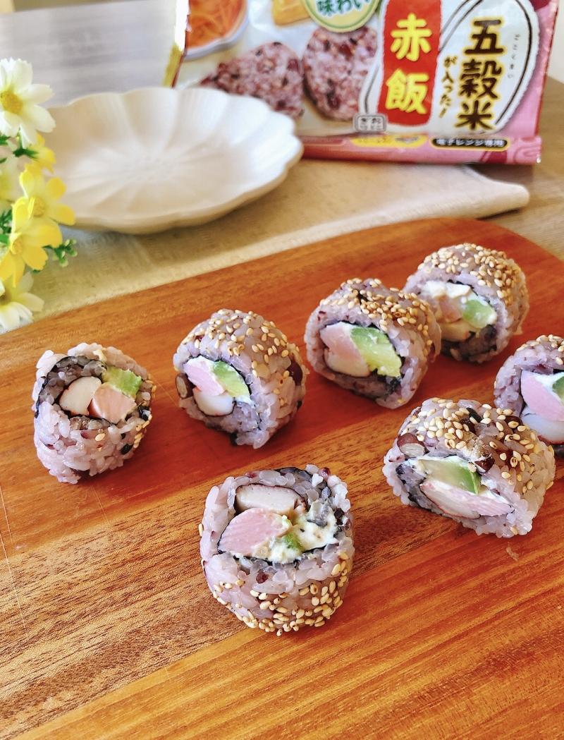 ラップで簡単！彩りカリフォルニアロールの作り方