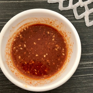 日本とインドネシアの食文化を融合した辛味調味料『グリーンサンバルソース』 を使った , コーヒー教室推奨レシピをご紹介！ ,秋ナスと鶏ひき肉のピザ～グリーンサンバルソース仕立て～ ,材料, ピザ生地 1枚 , サンバルオイル 20ｇ , ミックスチーズ ピザ用60ｇ , 鶏ひき肉ソテー100g , ナス 240ｇ , サンバルオイル 20ｇ , パセリ 1ｇ ,作り方,