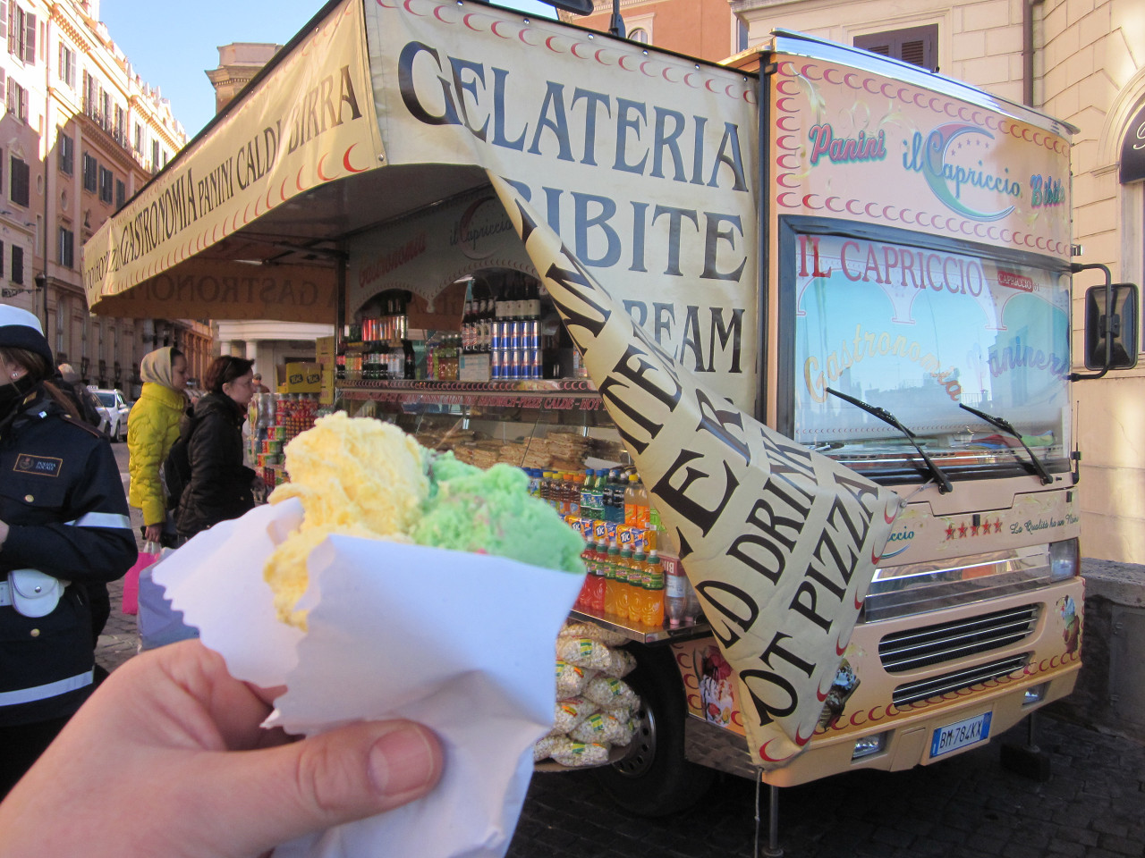 イタリア ローマ旅行記19 スペイン広場でジェラート食べてお買い物。ズーパーズマがお土産購入にお勧め！ : ロンリートラベル ～海外個人旅行記～