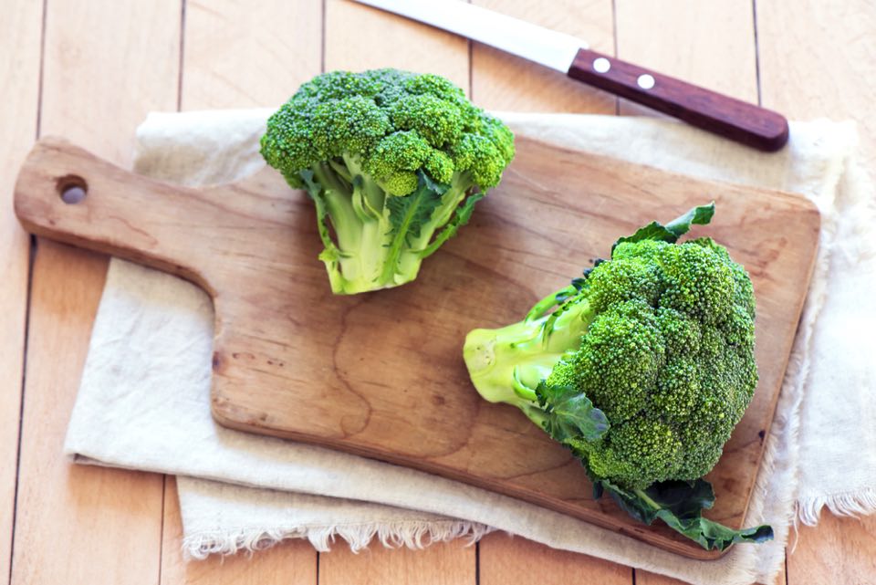 ブロッコリーの茎の皮を「ヌバァっ！」とすると ムダなくはがれて気持ちイイ！ ブロッコリー農家さんのココだけの話 6kufura クフラ 小学館公式