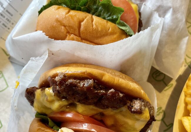 SHAKE SHACK シェイクシャック 恵比寿店に初訪問。バーガーひとつで930円！ - 言いたいことやまやまです