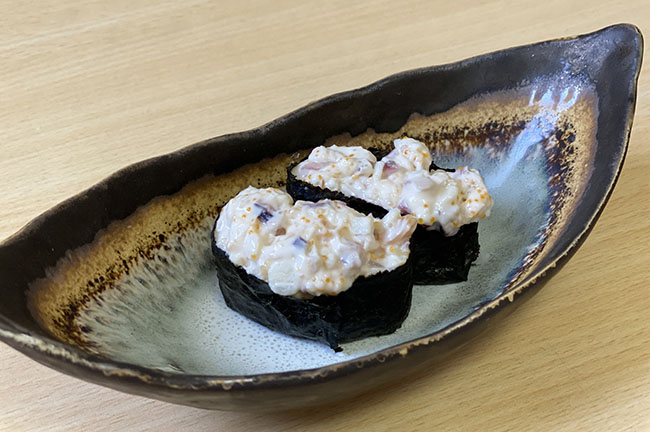 サラダ軍艦巻きがお値打ち！絶妙な味付けが美味しいんですよー😋これはオススメです♪ 今日もあります。本マグロ🍣 クジラ、カツオタタキ、 三河一色の白身 はサワラ、アカハタ、まだか、紋甲イカ 炙りはさわら、太刀魚、メダイ、イサキ この他にも平島ならではの生ネタ鮨