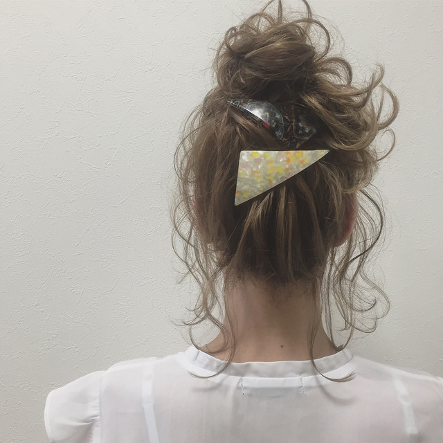 2025年版お団子ヘアって実は簡単！ゴムだけでできる作り方を解説