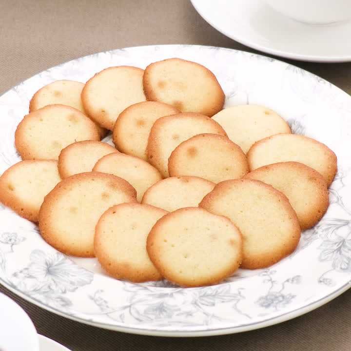 卵白余ったから、ラングドシャ作ったよ✌️ . ・薄力粉 110g ・無塩バター 120g ・粉砂糖 80g ・卵白 40g160度に予熱し終わったオーブンで１５分焼いてね🍪 チョコレートやトッピングはお好みで！ .ラングドシャ 卵白消費 バレンタイン