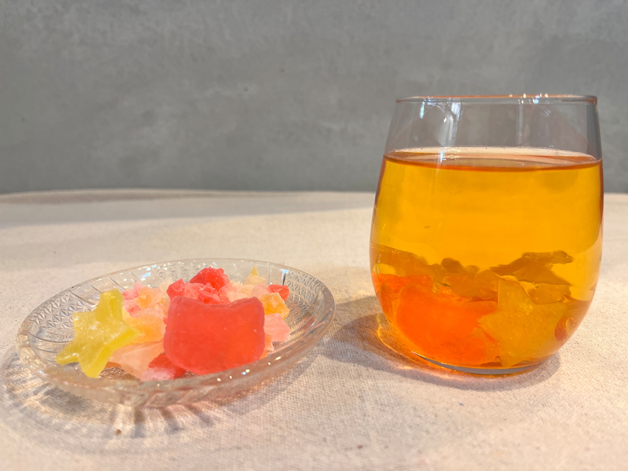 バタフライピーシロップで作る！キラキラ輝く、食べる宝石「琥珀糖」┃レシピ┃カルディコーヒーファーム公式サイト