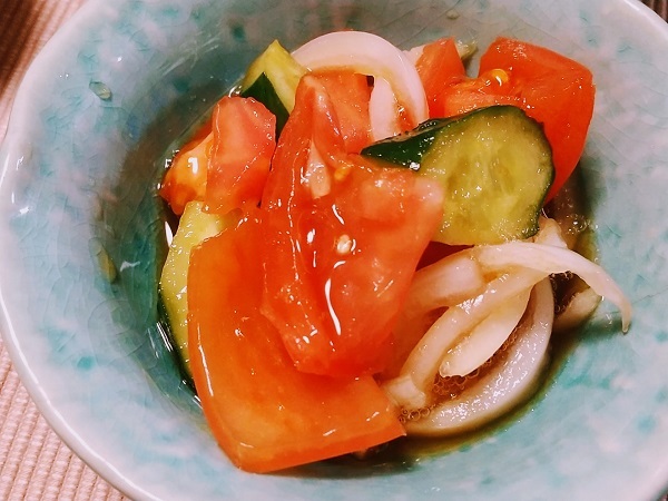 タサン志麻の田舎暮らし～夏～ どんどん暑さの増す今の時期にピッタリな志麻さんのレシピをお届けします🎐ミニトマトのポン酢醬油漬け皮をむいたミニ トマトにポン酢醬油をなじませるだけ！ 和のハーブをたっぷりのせて香り豊かに。タサン志麻の田舎暮らし伝説の