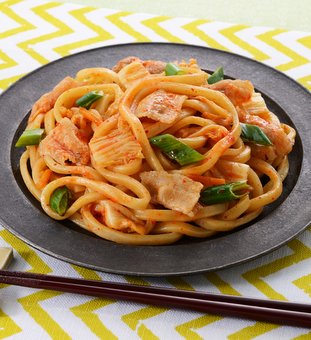 ariko shima miyajima昨日の残りのキムチ鍋にうどんを投入。冷凍の讃岐うどん がモチモチで最近すっかり虜に。具材も加えてスープも増量 キムチやめんつゆで味付け 卵もトッピング。卵がどこかに行かないように、ニラで縁取りして目印に。最高に胡麻油とひと回し