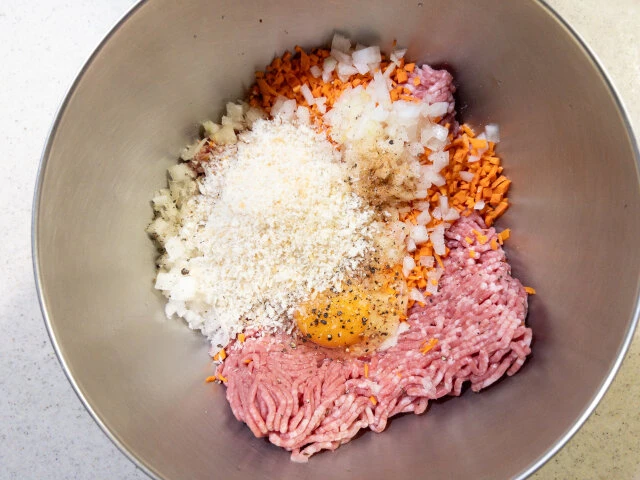 型なしでお手軽に作る♪ チーズ入りミートローフ