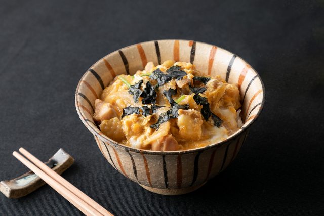 プロ直伝 親子丼の作り方。とろ〜り仕上げるコツは卵を混ぜないこと！三越伊勢丹の食メディアFOODIE フーディー