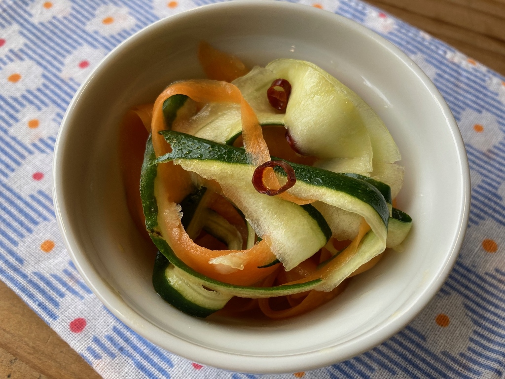 『産直鶏肉と野菜のタンドリーソース炒め』、トマトスライス、ズッキーニのスープ 2人分