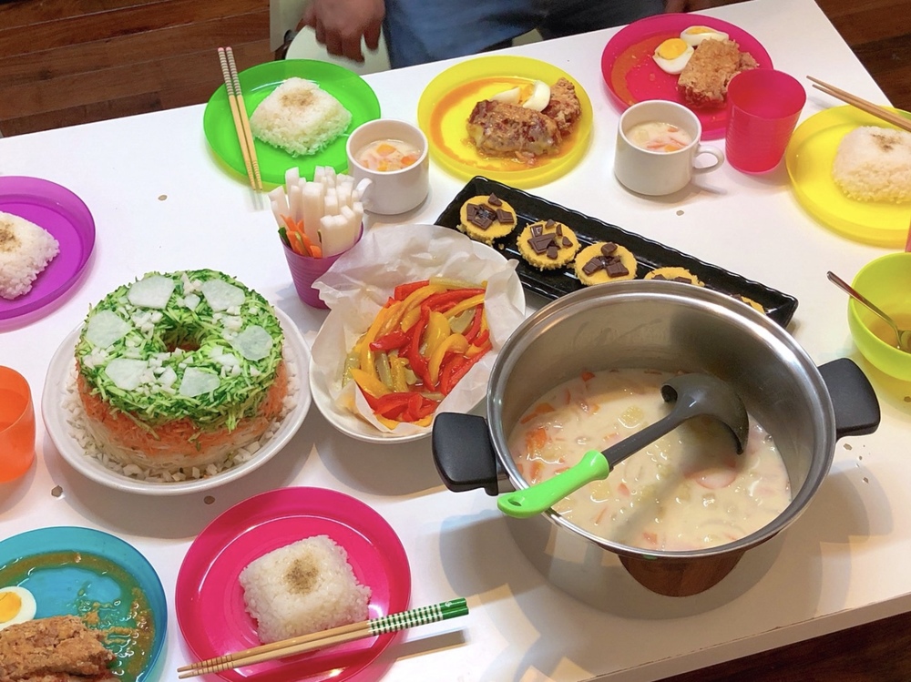 お友達とお泊まりご飯♡ . 最近嬉しいことにお友達が泊まりに来てくれることが多くて、リビングでダラダラしながら食べることが多いです🥰 .リビングはポカポカカーペットも テレビもあってダラダラ食べられて、 こういう食事も好き🫶 . 韓国好きのお友達だったので