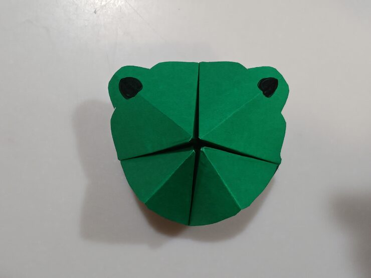 夏休みに！牛乳パックを使って工作に挑戦✨ ほぺたん、今日は牛乳パックを使ってランタン作りに挑戦するみたいです😆 🌱作り方🌱 ①牛乳パックを開いて、表面のフィルムをはがします。②カッターナイフを使って好きな形の穴をあけます ※大人といっしょに作ってね！③