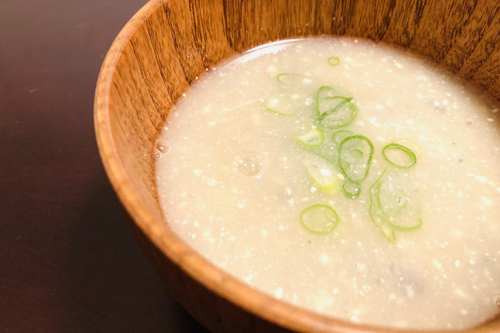 🍴もっちもち れんこん豆腐あんかけ🍴レシピ掲載-—————————————————材料1本レンコン 100g 青ネギ4本くらい 豆腐 150g 鰹節 4g しょうが 1カケすりおろし 塩 小さじ1 3 片栗粉 大さじ3 <餡> だし汁 200ml 醤油 小さじ2砂糖 小さじ1 みりん 小さじ1