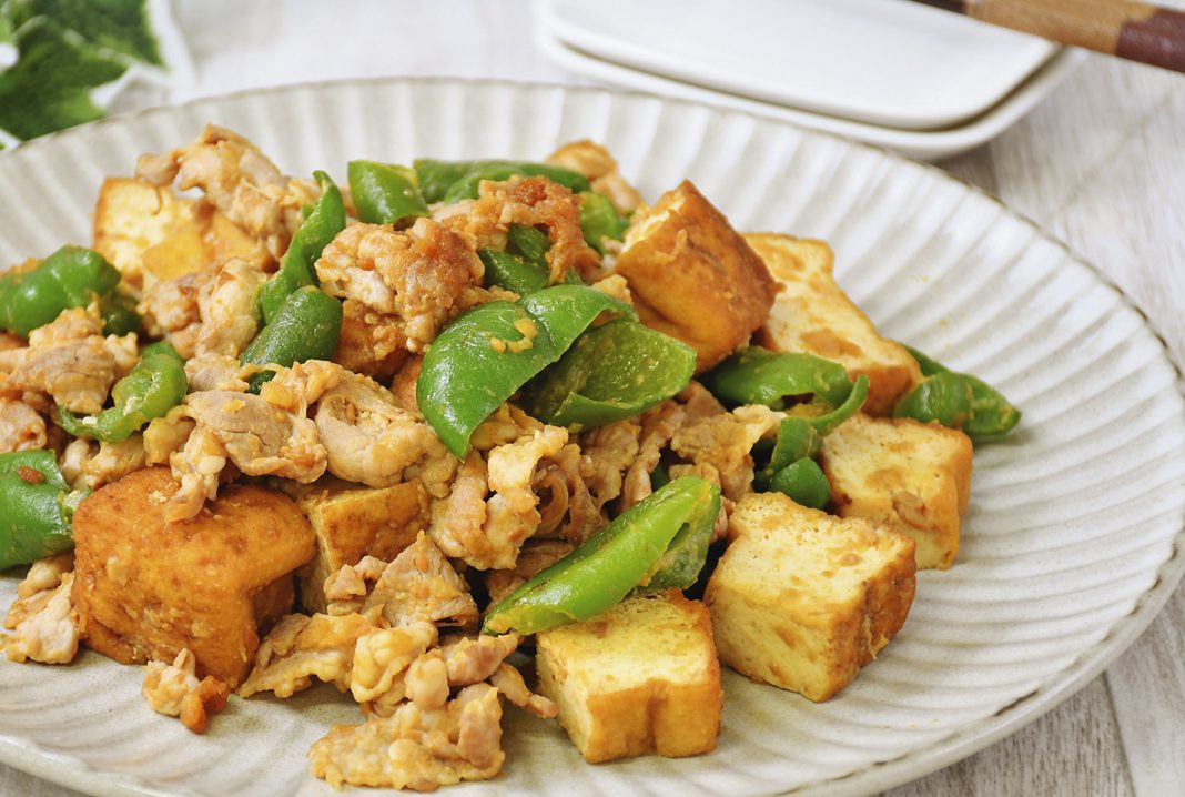 ナスとピーマンの肉味噌炒めの作り方♪ナスとピーマンに絡んだ甘辛い肉味噌がご飯に最高に合います。フライパン一つで簡単に出来るので是非作ってみて下さい