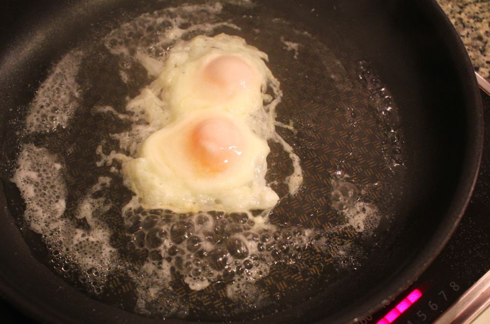冷凍庫に入れちゃう！普通の卵で作れるミニ目玉焼き