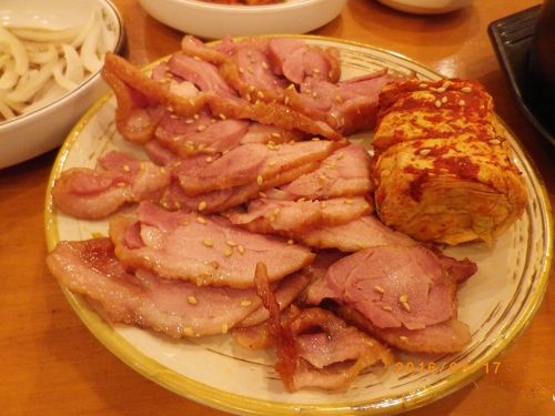 昨日、InstagramとTikTokで「ともみんのオイシイ韓国」を更新しました！ 今回のテーマは「ポッサム」と「スユク」って、実は違う料理だった？！どちらも「ゆで肉」として知られる韓国料理ですが、食べ方などが違うんです！ ポッサム 보쌈は、専門店があったり