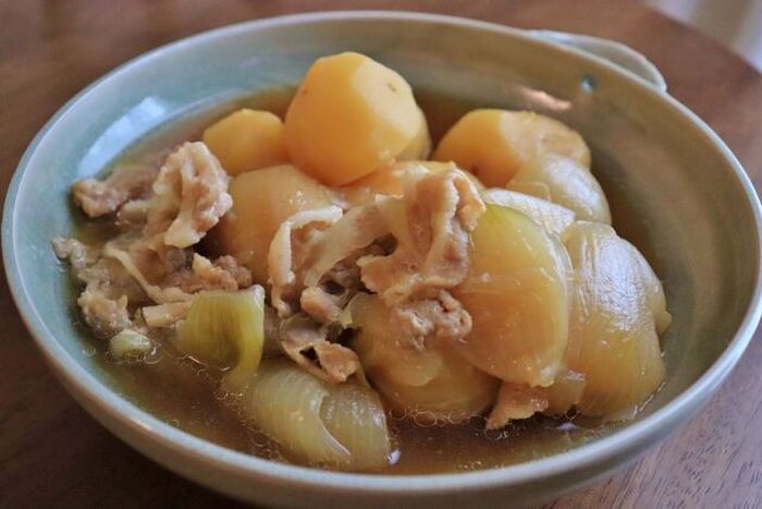 スワイプレシピ▶︎▷▶︎鶏肉と玉ねぎのポンズ煮＾＾ 煮るだけの簡単レシピ😄 サッとメインの一品が出来上がり✨ □調理時間 調理時間25分□カロリー 1人前415kcal □材料 2人前鶏もも肉 300g 玉ねぎ 1個 ゆで卵 1個 生姜 10g すりおろしにんにく チューブでも小1