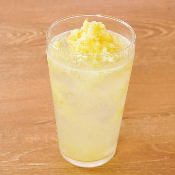 木製のテーブルの上の皮とレモンの皮をおろし金 - おろし器のストックフォトや画像を多数ご用意 - おろし器, すりおろし, みずみずしい -iStock