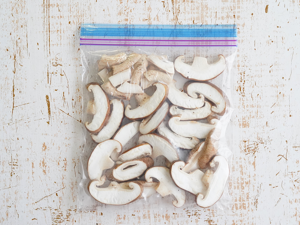 しいたけが黒いけど食べられる？傘の裏や軸が黒くなる原因や見分け方、保存方法を詳しく解説！おうちごはん研究所