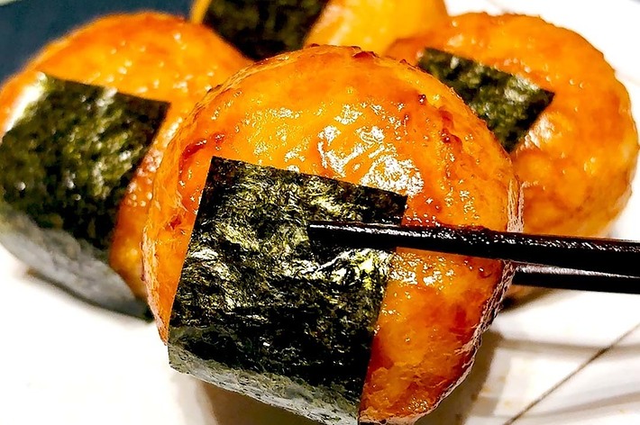 おにぎりミニ目玉焼きの軍艦おにぎりクレライフ