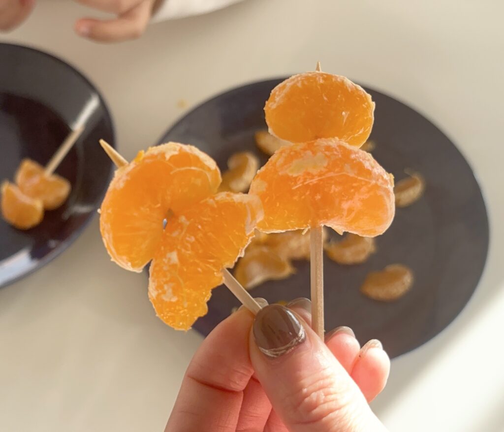 コーティングの飴はパリッパリ♪噛めば甘酸っぱい果汁はじける～♡ 屋台風 みかん飴の作り方 にトライ！2025年1月10日- エキサイトニュース