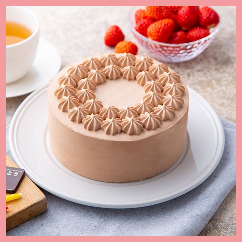 今日はお誕生日ケーキを作らせてもらいましたHappy☻໌*✰☻ັBirthday☆+｡:.ﾟ 夏の季節は苺がないからねぇ。 でもシャインマスカット様がいるじゃないか〜٩ ๑❛ᴗ❛๑ ۶ 🍇 3枚スライスに生クリームとマスカットをサンドしました ๑˃͈꒵˂͈๑ 外の気温は35度