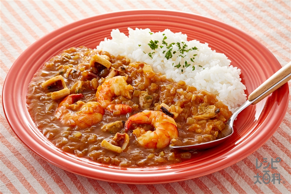 臭みを抑えるコツも！シーフードカレーの簡単＆本格レシピ