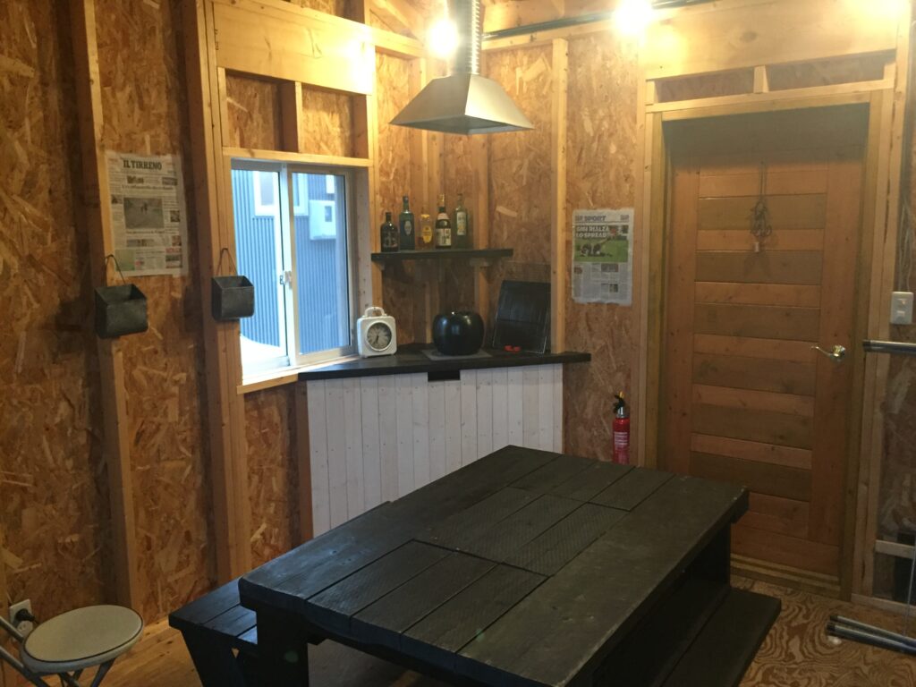 パーゴラのあるデッキの夜。 ・ 夜BBQもいい感じです。 ・ ＊bessの家bessオーナーの暮らしワンダーボイドWONDERVOIDログハウス木の家ウッドデッキパーゴラ屋根工事diy家bbq家キャンプエクステリア