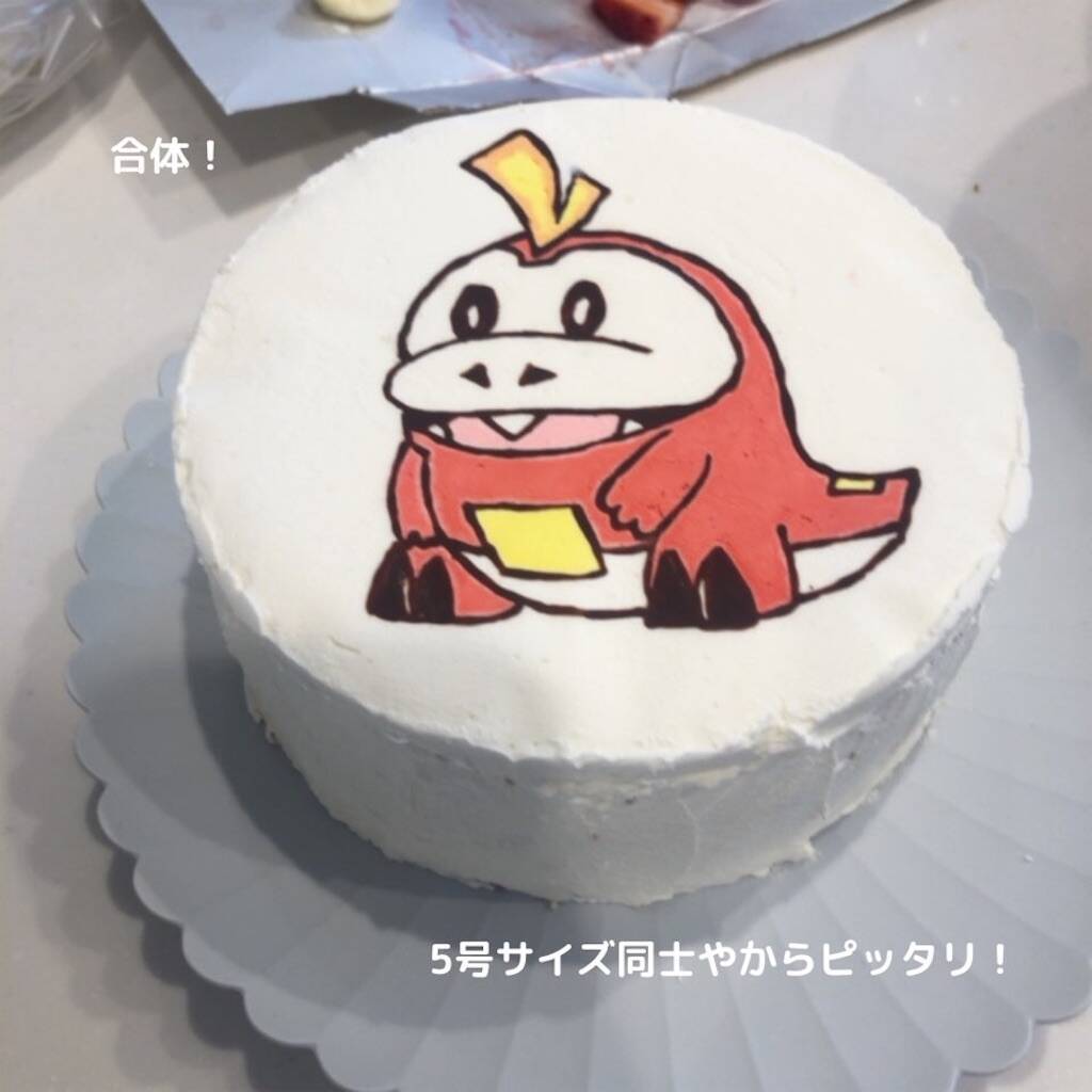 こむぎんちのパーティーギミックケーキ , やっぱりモンスターボールの中からポケモンが出てきたら、わくわくするし楽しいかなと思って☺️💕,今回はポケモンのグミを入れてみたよ！, 市販のスポンジケーキをくりぬいたり、バウムクーヘンで作っても🙆‍♀️,いちごのない季節 ,ポケモンパーティーポケモンpokemon誕生日誕生日サプライズバースデーケーキ