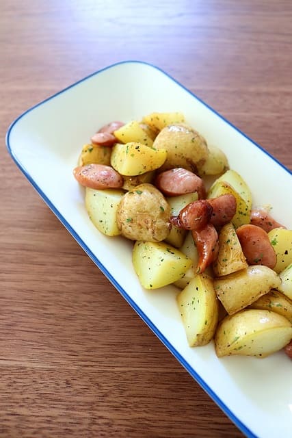 ジャガイモに火を通したい時。,茹でたり蒸したりレンジで加熱したり、色んな方法があるけど、ぱぱっと作りたい時はこんなふうに電子レンジに放り込みます🥔, .,600wで5分〜7分。 大きさによるから様子見してね , 熱いからキッチンペーパーなどで包んで皮を剥きます。, .,ちなみに茹でる時も皮は剥かずに十字にくるっと薄く切り込みを入れてからお鍋にin。,