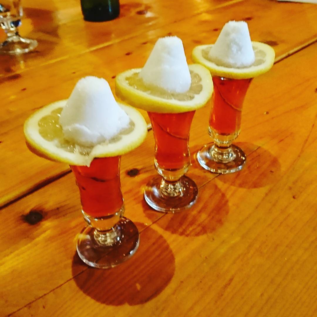 カクテルを楽しむ時によく見かけるスノースタイル。 グラスの縁に塩をつけているのがまるで雪のようということで、スノースタイルと呼ばれています。 カクテル そのままを味わったら、塩のついているところから飲んで味の変化を楽しんだりできます。 通常は1種類の塩を