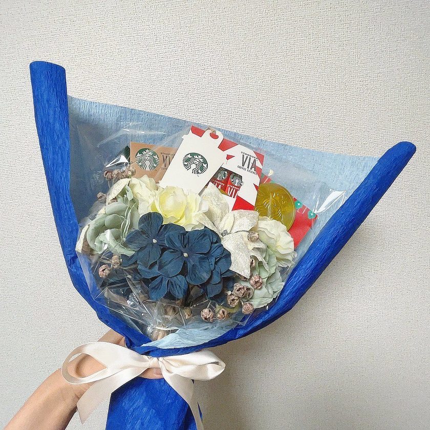 Hanayome Slow life🍀💐ブーケトス💐 ブーケトスは花嫁の醍醐味‼️なんて思ってたけど、、、もーキャッチしてくれる友達が少なすぎて、、、🥹笑 みんなの大トリの私は、ブーケトスの代わりに、スタバ花束☕️💐にしました🥰💐 スタバだけだと寂しいからチョコプラス