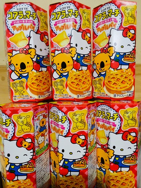 レトロなデザートキャラクターかわいい漫画のマスコットお菓子笑顔ウォーキング甘い食べ物変な顔ヴィンテージチョコレートチップクッキーベーカリーキャラクターベクトルセットPremiumベクトル素材